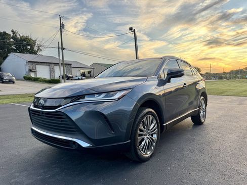 Used 2021 Toyota Venza Limited image 1