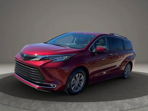 Used 2021 Toyota Sienna XLE image 4