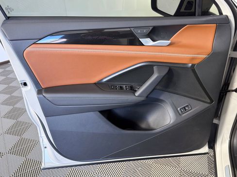 Used 2025 Volkswagen Tiguan SEL R-Line image 10