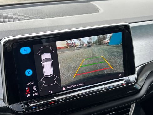 Used 2025 Volkswagen Atlas Cross Sport SE image 17