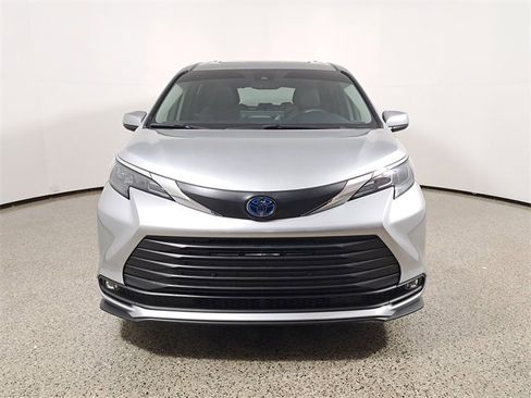 Used 2025 Toyota Sienna XLE image 3