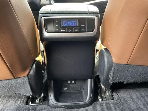 Used 2019 Toyota Highlander Limited FWD image 40