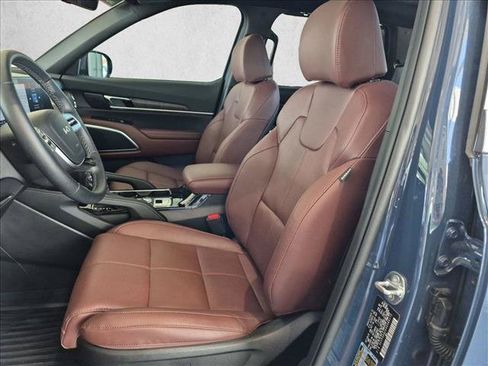 Used 2025 Kia Telluride SX w/ SX Captain's Chair Package AWD/4WD image 17