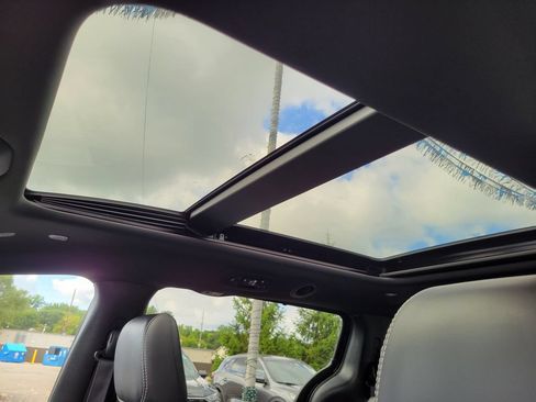 Used 2025 Chrysler Pacifica Limited FWD image 12