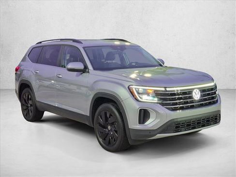Used 2024 Volkswagen Atlas SE w/ Black Wheel Package FWD image 3