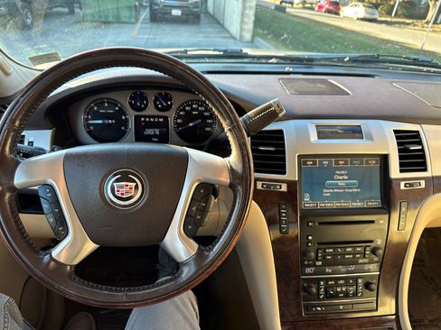 Used 2007 Cadillac Escalade AWD w/ Information Package image 21