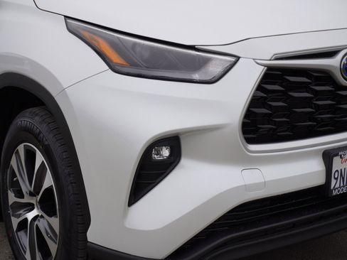 Used 2023 Toyota Highlander XLE image 3