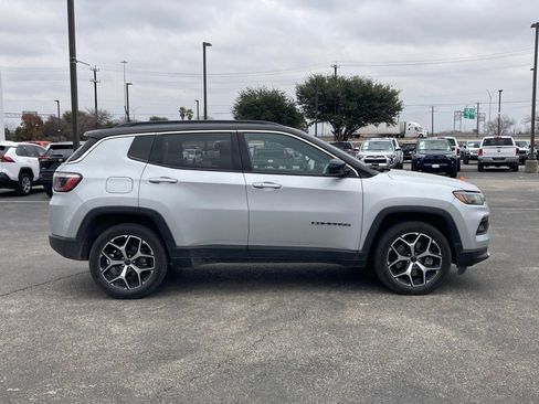 Used 2025 Jeep Compass Limited image 4