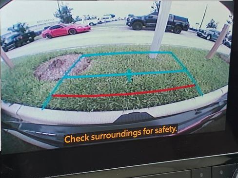 Used 2024 Toyota Highlander XLE FWD image 12