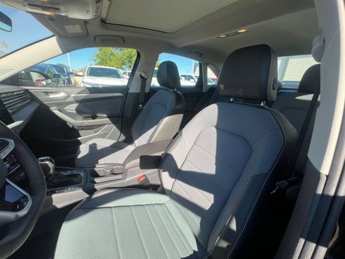 Used 2025 Volkswagen Jetta SE image 36