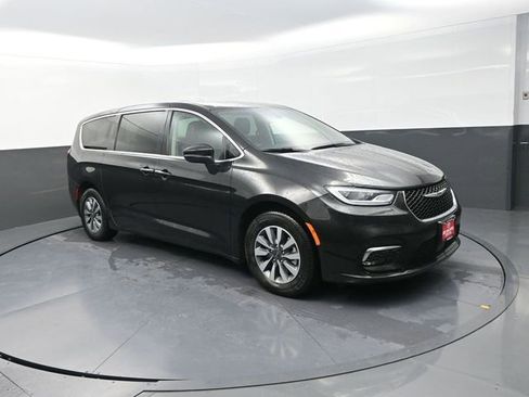 Used 2023 Chrysler Pacifica Touring-L FWD image 10
