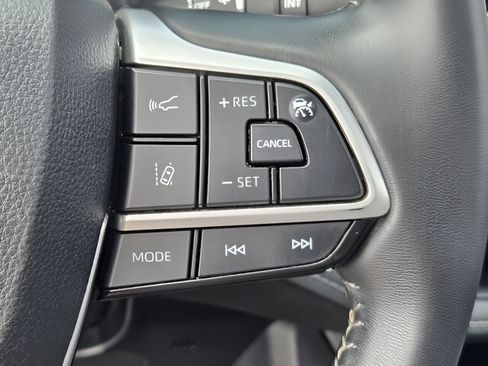 Used 2023 Toyota Highlander XLE AWD/4WD image 25