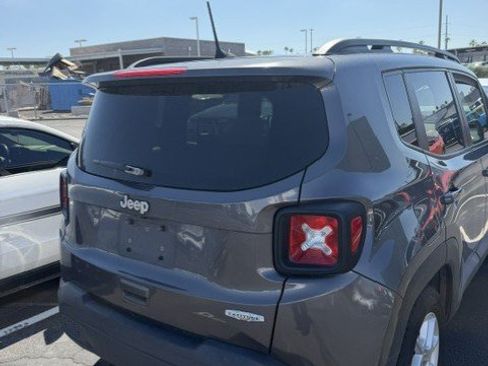 Used 2019 Jeep Renegade Latitude FWD image 2