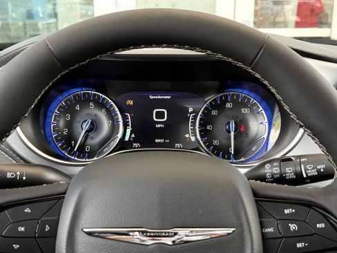Used 2025 Chrysler Pacifica Limited FWD image 40