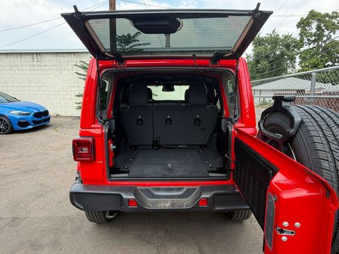 Used 2025 Jeep Wrangler Unlimited Sahara AWD/4WD image 31