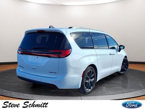 Used 2025 Chrysler Pacifica Limited image 29