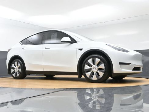 Used 2023 Tesla Model Y Long Range AWD/4WD image 53