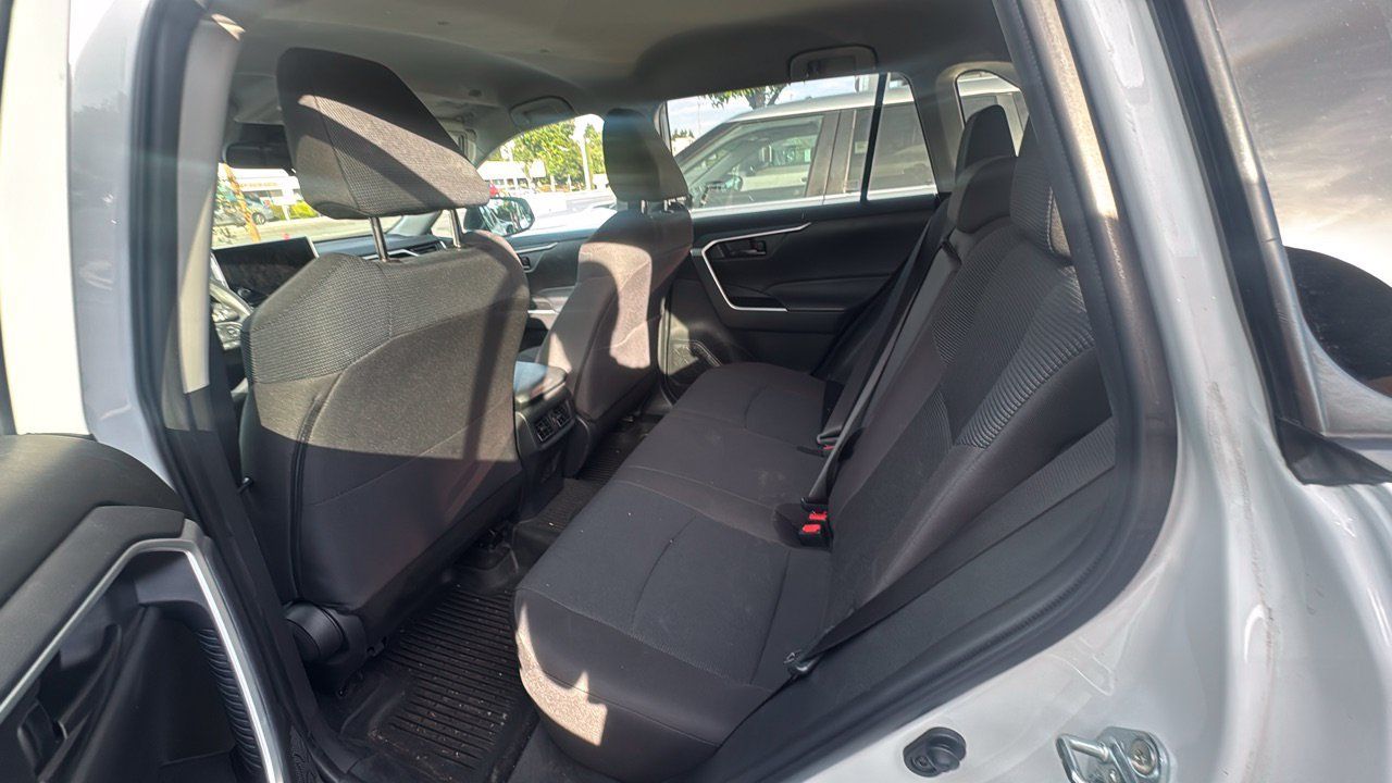 Used 2023 Toyota RAV4 LE AWD/4WD image 4
