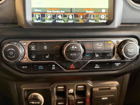 Used 2022 Jeep Wrangler Unlimited Sahara w/ Cold Weather Group AWD/4WD image 32