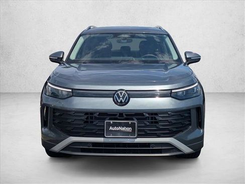 Used 2025 Volkswagen Tiguan SE FWD image 2