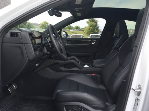 Certified 2026 Porsche Cayenne GTS AWD/4WD image 13