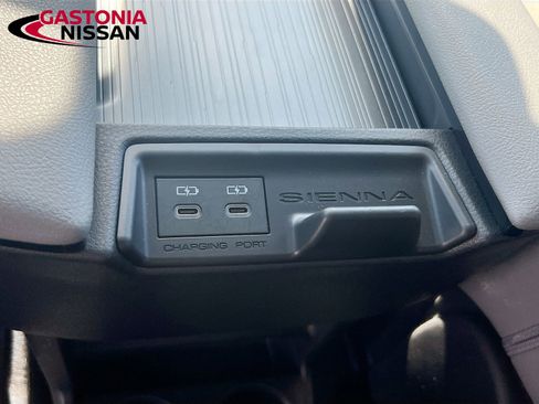 Used 2025 Toyota Sienna XLE image 34