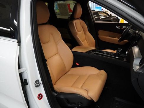 Used 2019 Volvo XC60 T5 Momentum w/ Multimedia Package image 27