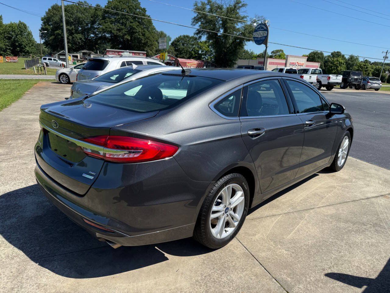 Used 2018 Ford Fusion SE w/ Fusion SE Technology Package FWD image 4