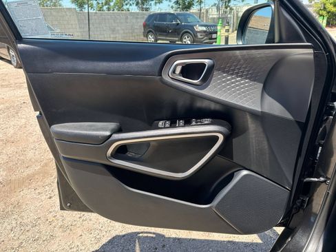 Used 2025 Kia Soul LX w/ LX Technology Package FWD image 18