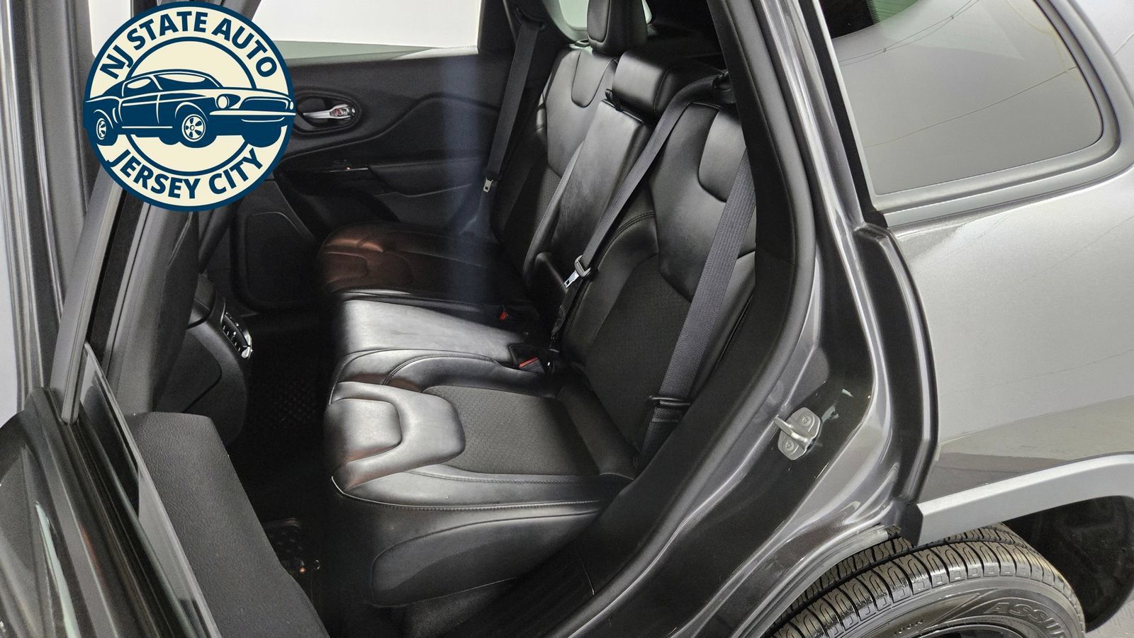 Used 2021 Jeep Cherokee Latitude Plus w/ Sun & Sound Group AWD/4WD image 31