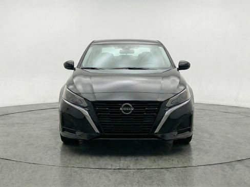 Used 2025 Nissan Altima 2.5 SV FWD image 2
