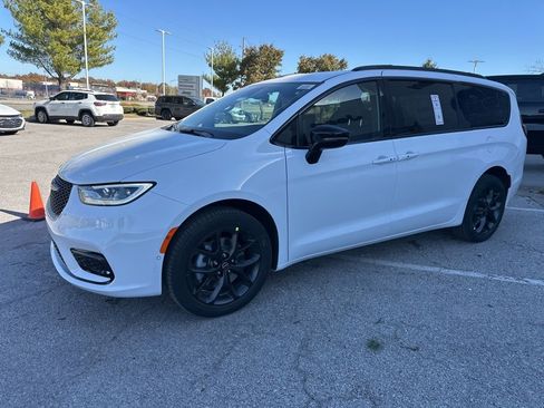 New 2026 Chrysler Pacifica Select image 14