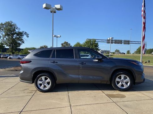 Used 2023 Toyota Highlander LE FWD image 13