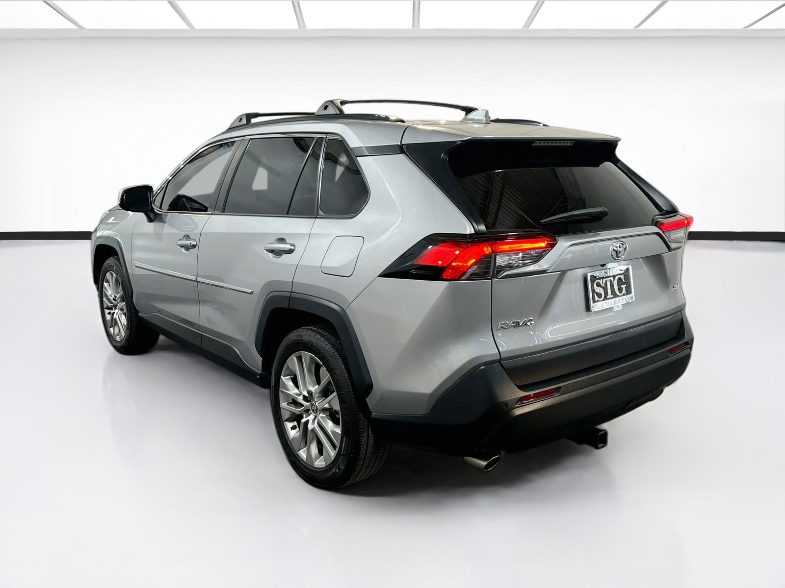 Used 2021 Toyota RAV4 XLE Premium FWD image 6