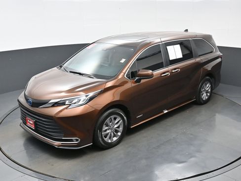 Used 2021 Toyota Sienna XLE FWD image 38