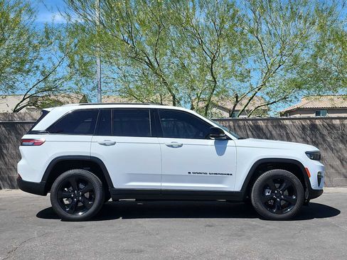 Used 2025 Jeep Grand Cherokee Limited w/ Luxury Tech Group II AWD/4WD image 9