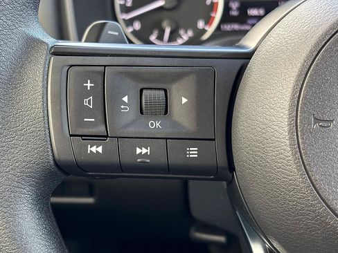 Used 2024 Nissan Rogue S AWD/4WD image 28