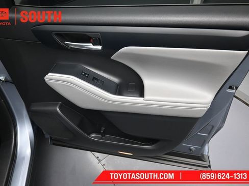 Used 2022 Toyota Highlander XLE AWD/4WD image 38