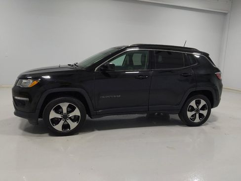 Used 2018 Jeep Compass Latitude w/ Popular Equipment Group AWD/4WD image 2