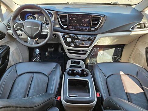 Used 2024 Chrysler Pacifica Touring-L FWD image 12