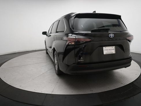 Used 2025 Toyota Sienna XLE FWD image 35
