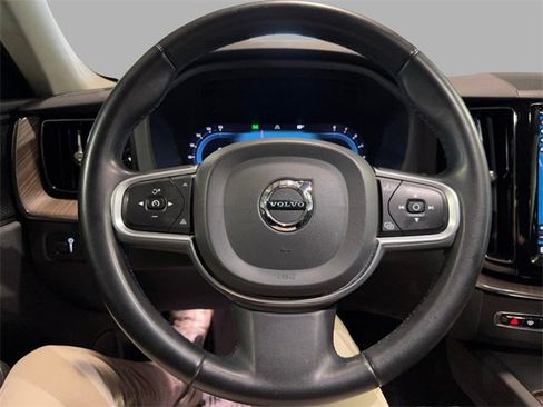 Used 2022 Volvo XC60 B5 Momentum image 17