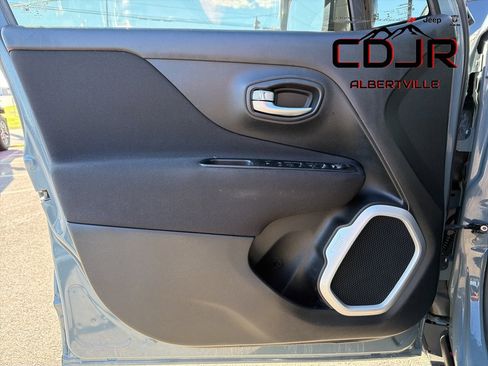 Used 2018 Jeep Renegade Latitude w/ Popular Equipment Group image 26