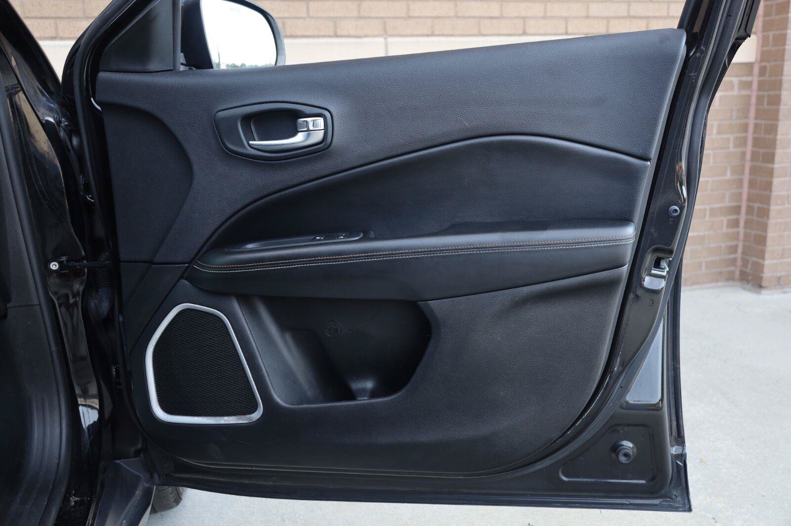 Used 2019 Jeep Compass Latitude FWD image 25