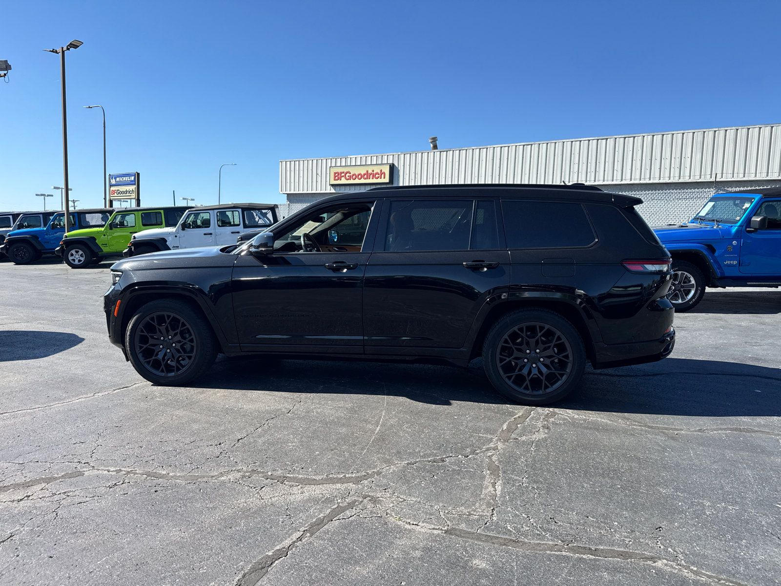 Used 2024 Jeep Grand Cherokee L Summit AWD/4WD image 3