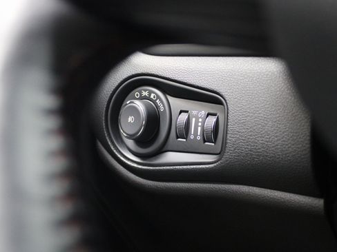 Used 2019 Jeep Renegade Trailhawk image 32