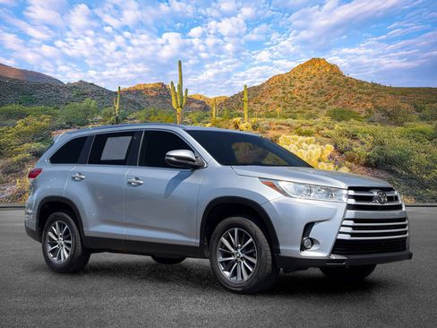 Used 2019 Toyota Highlander XLE FWD image 2