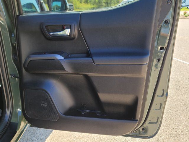 Used 2021 Toyota Tacoma TRD Off-Road w/ TRD Premium Off Road Package AWD/4WD image 10