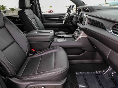 Used 2022 GMC Yukon XL Denali image 16