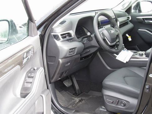 New 2025 Toyota Highlander Platinum image 10